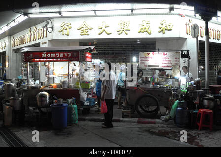 Straßenküche in Chinatown, befindet sich an der Yaowarat Road im Stadtteil Samphanthawong in Bangkok, Thailand. Die Chinatown in Bangkok ist eine Bevölkerung Stockfoto