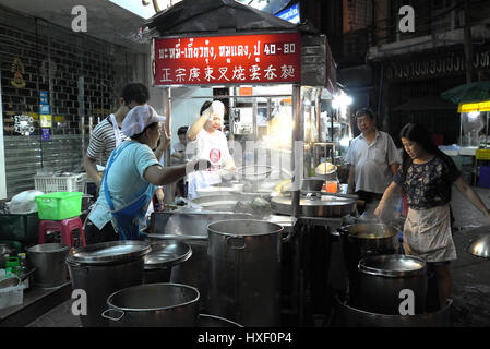 Nachtleben in Chinatown, befindet sich an der Yaowarat Road im Stadtteil Samphanthawong in Bangkok, Thailand. Die Chinatown in Bangkok ist eine Bevölkerung Stockfoto