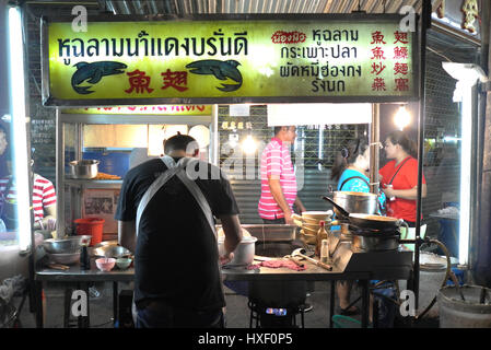 Straßenküche in Chinatown, befindet sich an der Yaowarat Road im Stadtteil Samphanthawong in Bangkok, Thailand. Die Chinatown in Bangkok ist eine Bevölkerung Stockfoto