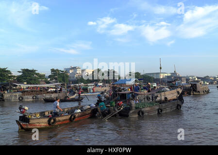 Die "klingelte Cai" schwimmenden Markt in Can Tho, Vietnam. Unter einer Tour zu den schwimmenden Markt ist ein muss wenn Touristen kommen, um das Mekong-Delta zu sehen. "Ca" Stockfoto