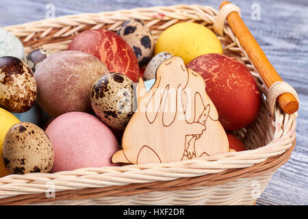 Sperrholz-Kaninchen-Ausschnitt und Eiern. Stockfoto