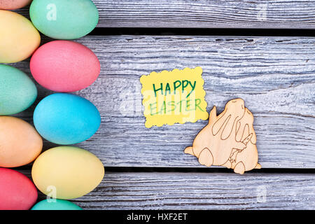 Gefärbten Eiern, Sperrholz Kaninchen Ausschnitt. Stockfoto