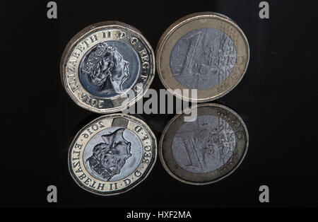 Eine neue 12-seitigen £1 Münze (links) neben einer 1-Euro-Münze in Liverpool als neues Pfund Münze eingegeben Rundschreiben - mit frühen Kinderkrankheiten am Münzautomaten im Land erwartet. Stockfoto