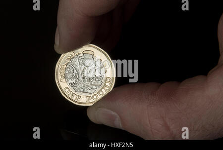 Landesweit wurde eine neue 12-seitigen £1-Münzen in Liverpool getretenen Umlauf - mit frühen Kinderkrankheiten am Münzautomaten erwartet. Stockfoto