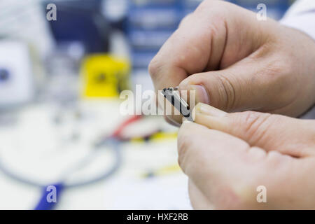 Reparatur von Sonnenbrillen in der Nähe, die Hände Stockfoto