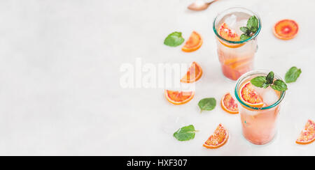 Hausgemachte Blut orange Limonade mit Minze und Eis Stockfoto