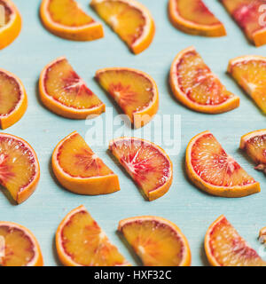 Frische saftige Blutorange Scheiben in Reihen, quadratische Crop platziert Stockfoto
