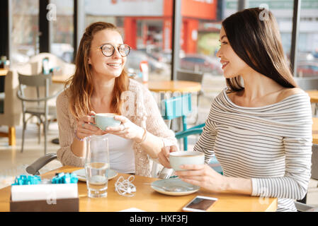 Zwei Freundinnen, Gespräch in cafeteria Stockfoto