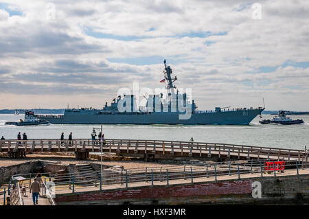 USS Winston S Churchill (Arleigh Burke Klasse) Ankunft in Portsmouth, UK Zerstörer für einen Besuch von der US-Marine am 22/03/15. Stockfoto