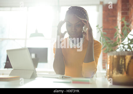 Deprimiert weibliche Führungskraft sitzen am Schreibtisch im Büro Stockfoto