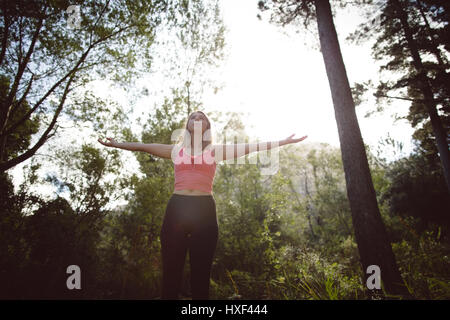 Schöne Frau mit ausgestreckten im Wald Stockfoto