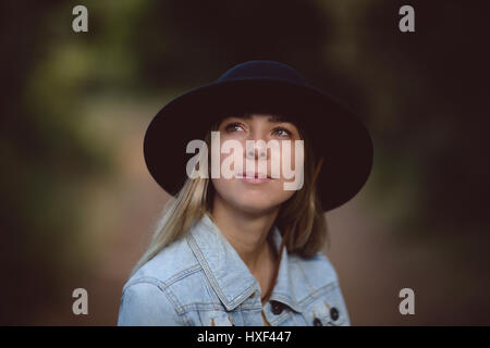 Nahaufnahme der schönen Frau im Wald Stockfoto