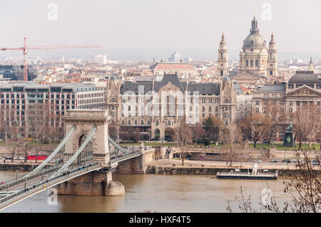 BUDAPEST, Ungarn - 20. Februar 2016: Anzeigen der Széchenyi Kettenbrücke über die Donau und der Kirche St.-Stephans Basilika in Budapest, Ungarn. Stockfoto