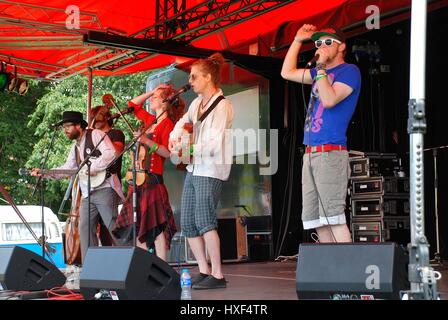 Coco und Butterfields, britische Fip Fok Band, durchzuführen beim jährlichen Tentertainment Music Festival in Tenterden in Kent, England am 30. Juni 2012. Stockfoto