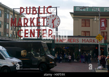 SEATTLE, WASHINGTON, USA - 24. Januar 2017: Eingang zum Pike Place Market in Seattle Downtown. Der Markt 1907 eröffnet und ist nach wie vor eine wichtige touristische Attraktion am Wasser Stockfoto