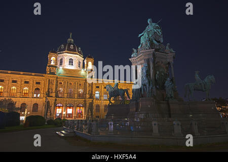 Große Statue, die Kaiserin Maria Theresa; Kunsthistorisches Museum am Maria-Theresien-Platz, Wien, Österreich. Stockfoto