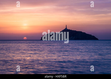 Blick auf den Sonnenuntergang von einem Leuchtturm auf einer Insel - Santa Marta, Kolumbien Stockfoto