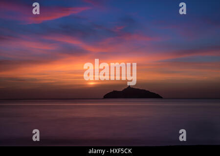 Blick auf den Sonnenuntergang von einem Leuchtturm auf einer Insel - Santa Marta, Kolumbien Stockfoto