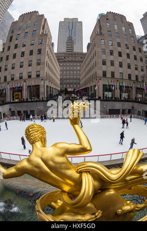 Goldener Prometheus-Statue und Rockefeller Center Eislaufen Eishalle, Manhattan, New York City, USA. Stockfoto