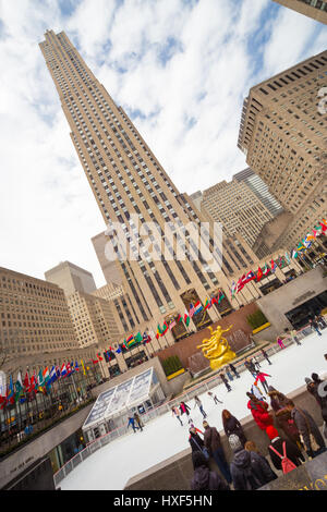 Rockefeller Center Wolkenkratzer und Schlittschuhlaufen Eisbahn auf Manhattan, New York City, USA. Stockfoto