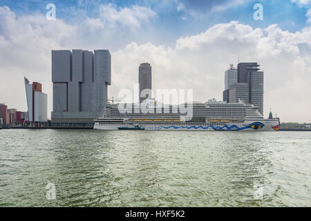 Rotterdam, Niederlande – 18. August 2016: Für den Bau der Rotterdam hat das Kreuzfahrtschiff AIDA entlang der Wilhelminakade im Hafen von Rotterdam angedockt Stockfoto