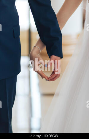 Braut und Bräutigam Hand in Hand Stockfoto