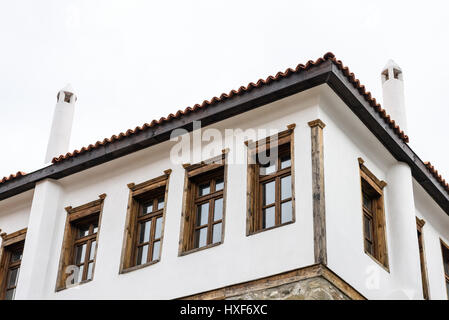 Altes traditionelles Haus mit weißen Schornsteine in Melnik, Bulgarien isoliert auf weiss Stockfoto