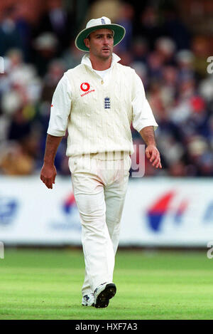 GRAHAM THORPE ENGLAND & SURREY CCC HEADINGLEY LEEDS 2. Juni 2001 Stockfoto