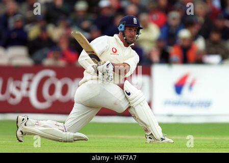 GRAHAM THORPE ENGLAND & SURREY CCC HEADINGLEY LEEDS 2. Juni 2001 Stockfoto