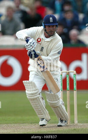 GRAHAM THORPE ENGLAND & SURREY CCC OLD TRAFFORD MANCHESTER 13. Juni 2002 Stockfoto