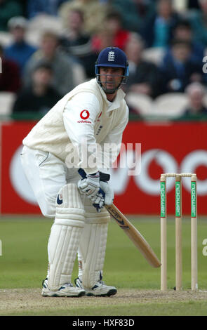 GRAHAM THORPE ENGLAND & SURREY CCC OLD TRAFFORD MANCHESTER 13. Juni 2002 Stockfoto