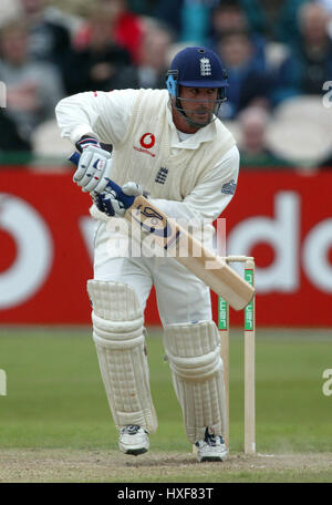 GRAHAM THORPE ENGLAND & SURREY CCC OLD TRAFFORD MANCHESTER 13. Juni 2002 Stockfoto