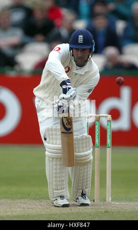 GRAHAM THORPE ENGLAND & SURREY CCC OLD TRAFFORD MANCHESTER 13. Juni 2002 Stockfoto