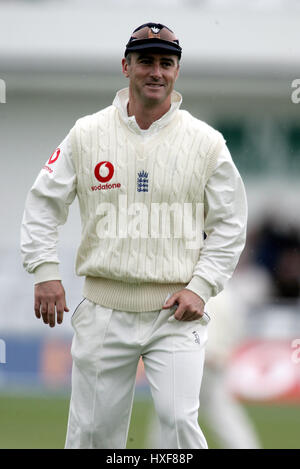 GRAHAM THORPE ENGLAND & SURREY CCC HEADINGLEY LEEDS ENGLAND 4. Juni 2004 Stockfoto