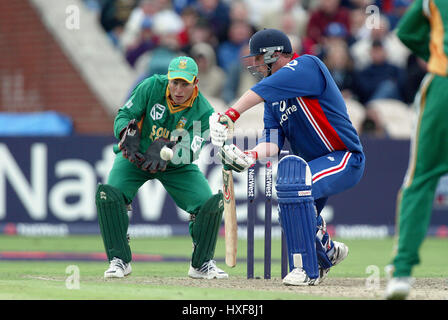 ANTHONY MCGRATH & MARK BOUCHER ENGLAND V Südafrika OLD TRAFFORD MANCHESTER ENGLAND 3. Juli 2003 Stockfoto