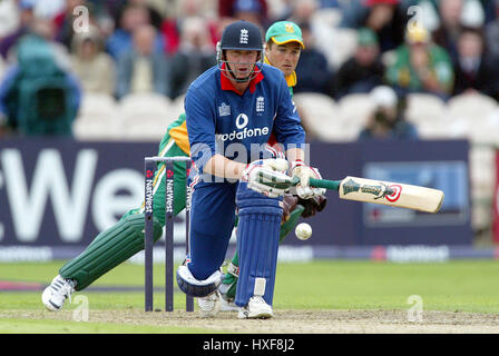 ANTHONY MCGRATH & MARK BOUCHER ENGLAND V Südafrika OLD TRAFFORD MANCHESTER ENGLAND 3. Juli 2003 Stockfoto