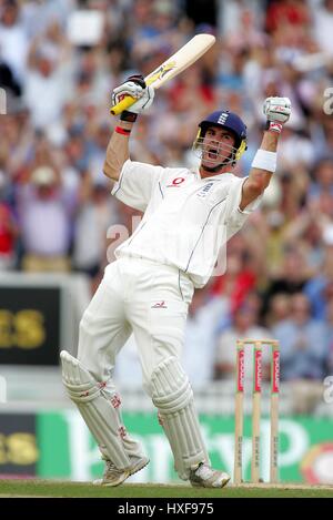 KEVIN PIETERSEN macht Jahrhundert ENGLAND V Australien die Asche Londoner BRIT OVAL 12. September 2005 Stockfoto