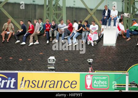 CRICKET-FANS am Dach oben ENGLAND V Australien der Asche Londoner BRIT OVAL 12. September 2005 Stockfoto