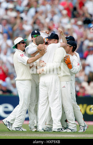 ANDREW FLINTOFF & TEAM ENGLAND V Australien OLD TRAFFORD MANCHESTER 12. August 2005 Stockfoto