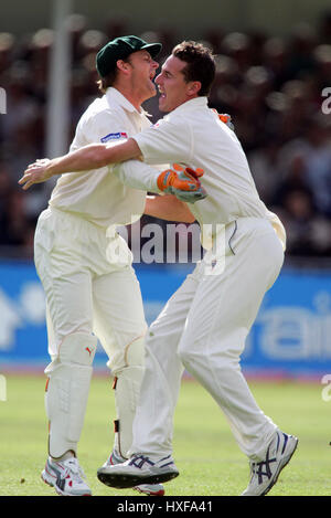 SHAUN TAIT & ADAM GILCHRIST ENGLAND V Australien TRENT BRIDGE NOTTINHGAM 25. August 2005 Stockfoto