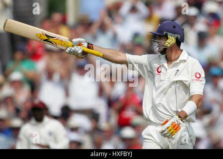 KEVIN PIETERSEN feiert 50 ENGLAND V Westinseln OLD TRAFFORD MANCHESTER ENGLAND 9. Juni 2007 Stockfoto