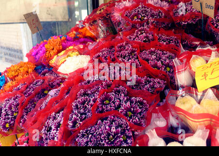 Hellen Blumensträuße zum Verkauf an ein Feinkostgeschäft. Stockfoto
