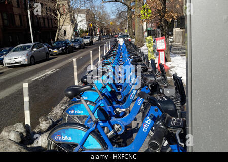 Citi Bank Fahrräder angedockt in New York City. Citi Bike ist ein Bike Sharing in den fünf Bezirken zur Verfügung. Stockfoto