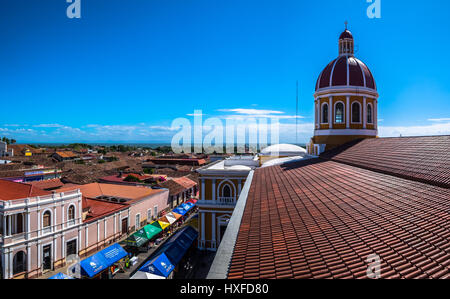 Panoramische Ansicht von Granada Plaze Bürgermeister aus der Kathedrale Glockenturm, Granada, Nicaragua Stockfoto