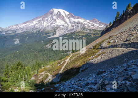 Dramatischen Blick auf die Südseite des Mount Rainier und dem Paradies mit oberen Zick-Zack der Pinnacle Sattel Trail im Vordergrund. Stockfoto