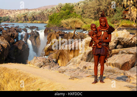 Youn-Himba-Mädchen mit Baby in der Nähe von Epupa Fälle Namibia Stockfoto