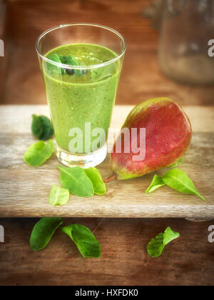 Gesunden Birne Spinat und Quinoa detox Smoothie Frühstück Stockfoto