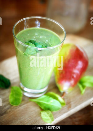 Gesunden Birne Spinat und Quinoa detox Smoothie Frühstück Stockfoto