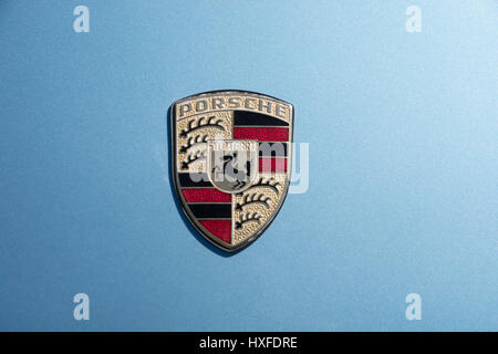 Motorhaube Haube Abzeichen auf 1979 Porsche 928 Auto. Stockfoto