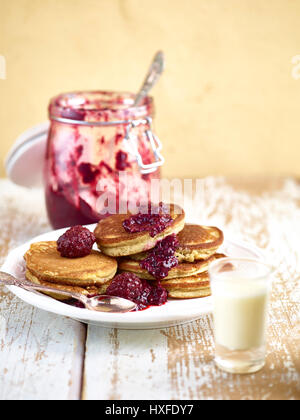 Berry konservieren und Pfannkuchen Frühstück Stockfoto